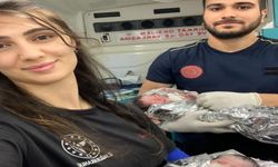 Şanlıurfa'da anne, hastaneye giderken ambulansta ikiz bebeklerini doğurdu