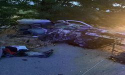 Emniyet şeridindeki TIR'a otomobil çarptı: 4 ölü