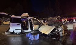 Otomobil ile hafif ticari araç çarpıştı: 5 ölü, 2 yaralı