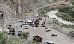 Hakkari'de askeri personeli taşıyan midibüs devrildi