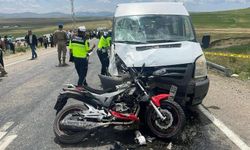 Van'da motosiklet minibüsle çarpıştı: 2 ölü