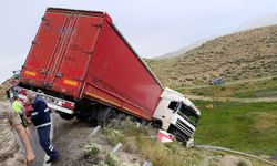 Hakkari-Van kara yolunda devrilen tırın sürücüsü yaralandı