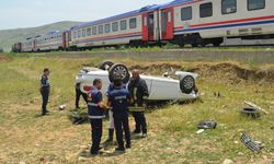 Muş'ta hemzemin geçitte tren otomobile çarptı