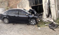 Bitlis'te otomobil duvara çarptı: 1 ölü, 4 yaralı