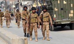 Pakistan'da bombalı saldırıda 13 asker öldü