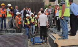 Vali Çelik, sismik izolatörlü hastanenin inşaatını inceledi