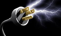 Elektrik akımına kapılan 4 çocuk annesi öldü