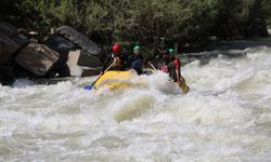 Hakkari'de sıcaktan bunalanlar Zap'ta rafting yaparak serinliyor