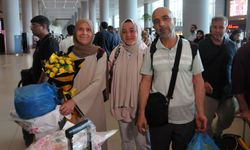 Kutsal topraklardan dönen hacılar gözyaşları ve çiçeklerle karşılandı