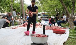Köylülerin kurban eti hassasiyeti: Terazide ölçüp eşit dağıtıyorlar