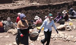 Diyarbakır Çayönü Tepesi'nin kadın işçileri "tarih" kazıyor