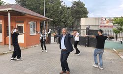 Seçimi kazanan muhtar çiftetelli oynadı
