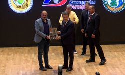 Bakan Yumaklı'dan Hakkarili Gazeteci Herki’ye onur plaketi