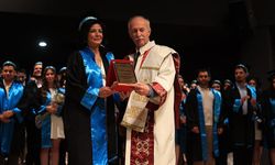 İki çocuk annesi ikinci üniversitesini birincilikle bitirdi