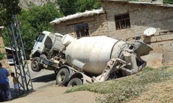 Hakkari'de beton mikseri ahıra çarptı ve yan yattı