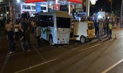 Minibüsle hafif ticari araç çarpıştı; 10 yaralı