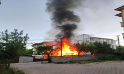 3 katlı ev alev alev yandı:4 kişi dumandan etkilendi