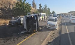 Şanlıurfa’da otomobil ile servis minibüsü çarpıştı: 13 yaralı
