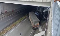 Karşı yöne geçen otomobil, TIR'a çarptı; 3 ölü, 5 yaralı
