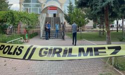 Husumetlisini camide namaz kılarken bıçakla öldürdü