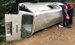 Minibüs, yamaçtan yuvarlandı: 2 ölü, 3 yaralı