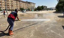 Yüksekova’da kaldırımlar tazyikli su ile temizleniyor