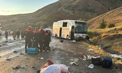 Yolcu otobüsü dağın yamacına çarptı: 3 ölü ve 24 yaralı