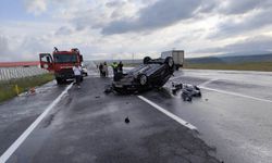Kars'ta kamyona çarpan otomobildeki 2 kişi yaralandı