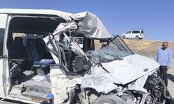 Van'da minibüs ile kamyon çarpıştı: 1 yaralı