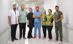 Kendisini iyileştiren doktorlarla omuz omuza vererek hayat kurtarıyor