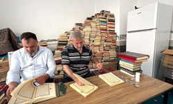 Şehit oğlunun hayrına, yıpranan Kur'an-ı Kerimleri onarıyor