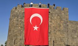 Diyarbakır surlarına Türk bayrakları asıldı