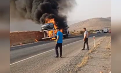 TIR'ın dorsesinde yüklü 5 lüks araç yandı
