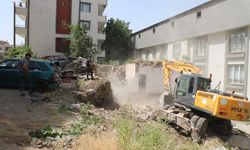 Hakkari’de metruk binaların yıkımına başlandı