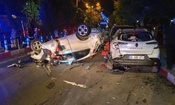 Siirt'te otomobil önce refüj ardından araca çarptı: 2’si ağır, 5 yaralı
