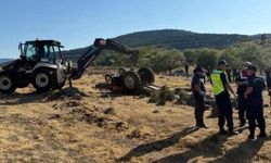 Devrilen traktörün altında kalan çift öldü