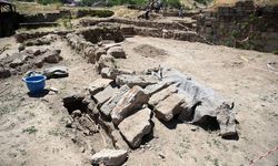 Bitlis Kalesi'nde Şiilerce kullanılan, üzerinde dua yazılı secde taşı bulundu