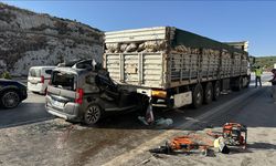 Tıra çarpan hafif ticari araçtaki 1'i çocuk 5 kişi öldü
