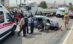 Hakkari-Van kara yolunda TIR ile otomobil çarpıştı: 4 yaralı