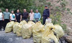 Hakkarili doğaseverler Ava Ore Şelalesi’nde 33 çuval çöp topladı