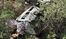 İşçileri taşıyan minibüs uçuruma yuvarlandı: 3 kişi ölü