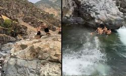 Hakkari'de sıcakta bunalan gençler derede serinledi