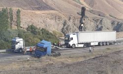 Hakkari Van Karayolunda kazaya karışan araçlar kaldırılıyor