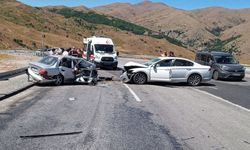 İki otomobil çarpıştı: 3 kişi öldü, 6 kişi yaralandı