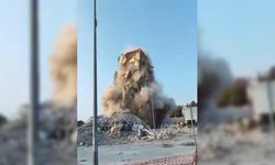 Hasarlı bina yıkılırken çöktü, operatör son anda kurtuldu