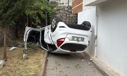 Kaza sonrası savrulan otomobil apartman bahçesine düştü: 3 yaralı
