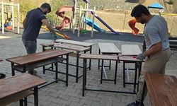 Derecik'te sıra ve masalar yenileniyor