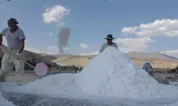 40 derece sıcakta asırlık geleneklerle tuz üretimi