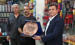 Diyarbakır’da çocuğu kurtaran esnafa plaket verildi
