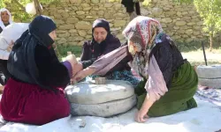 Hakkari'de kadınlar değirmende buğday öğütüyor